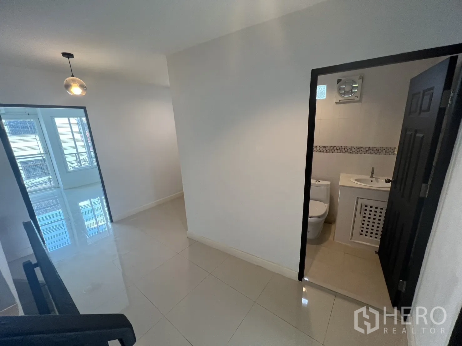 สำนักงานที่บ้าน ให้เช่าในKhlong Toei, Bangkok - โถงชั้นบน มีประตูเข้าห้องนอนและห้องน้ำติดกัน