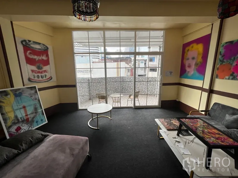 อาคารพาณิชย์ ให้เช่าในKhlong Toei, Bangkok - ห้องสว่าง มีโซฟา โต๊ะกลาง และทางออกสู่เทอเรซแบบมีหลังคา