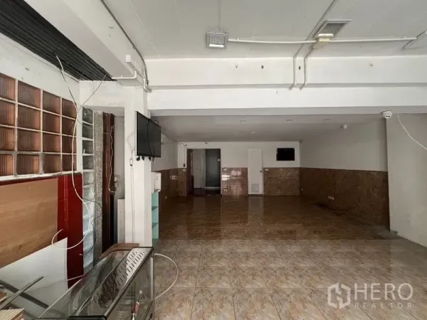 สำนักงานที่บ้าน ให้เช่าในWatthana, Bangkok - ภายในชั้นล่างแบบโอเพ่นสเปซ พื้นกระเบื้องเงา เพดานฝังไฟ พร้อมผนังกระจกบล็อก