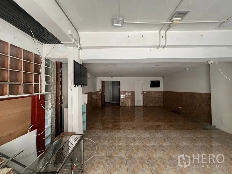 สำนักงานที่บ้าน ให้เช่าในWatthana, Bangkok - ภายในชั้นล่างแบบโอเพ่นสเปซ พื้นกระเบื้องเงา เพดานฝังไฟ พร้อมผนังกระจกบล็อก