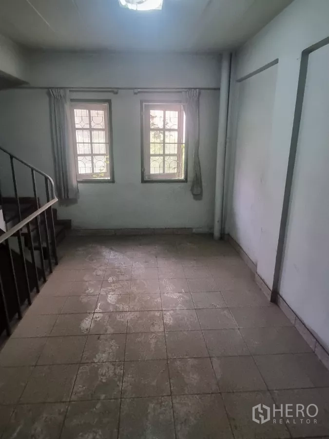 店屋 出租在Watthana, Bangkok - 楼上长条形开放空间，尽头设窗，待装修。