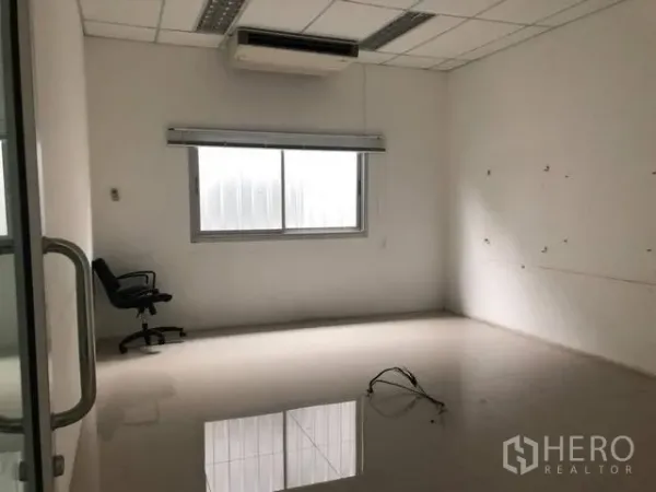 ที่ดิน ให้เช่าในPhra Khanong, Bangkok - ออฟฟิศขนาดเล็ก มีหน้าต่าง แอร์ ประตูกระจก และพื้นเงา