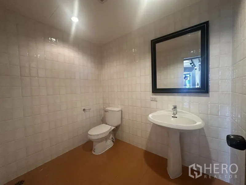 คอนโด ขายในWatthana, Bangkok - ห้องน้ำแขก อ่างล้างหน้าตั้งพื้น กระจก และโถสุขภัณฑ์