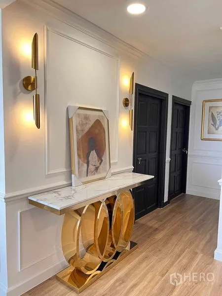 คอนโด ให้เช่าในKhlong Toei, Bangkok - โถงทางเดิน โต๊ะคอนโซลท็อปหินอ่อนฐานสีทอง พร้อมไฟติดผนังและประตูสีเข้ม