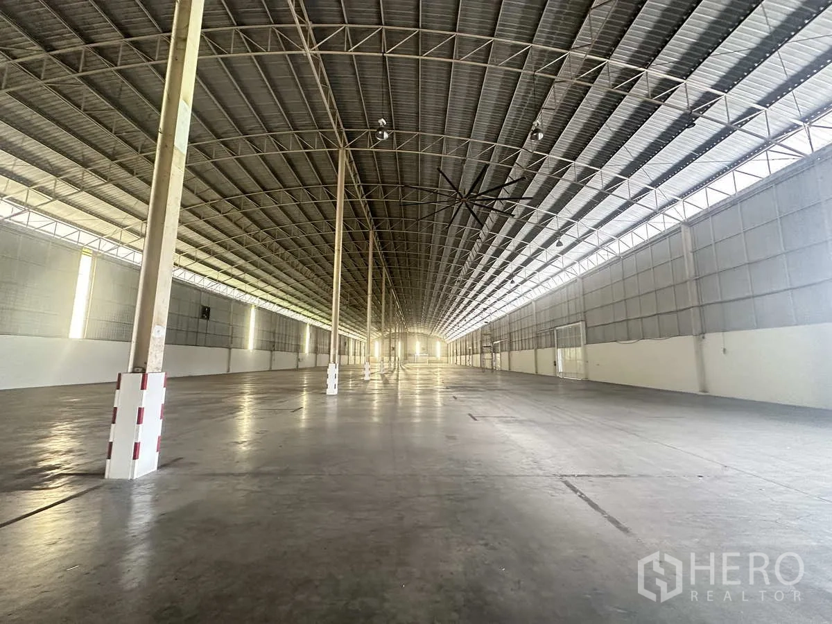 货栈 出租在Bang Pa-in, Phra Nakhon Si Ayutthaya - 仓库深景，抛光混凝土地面与采光钢结构屋顶。
