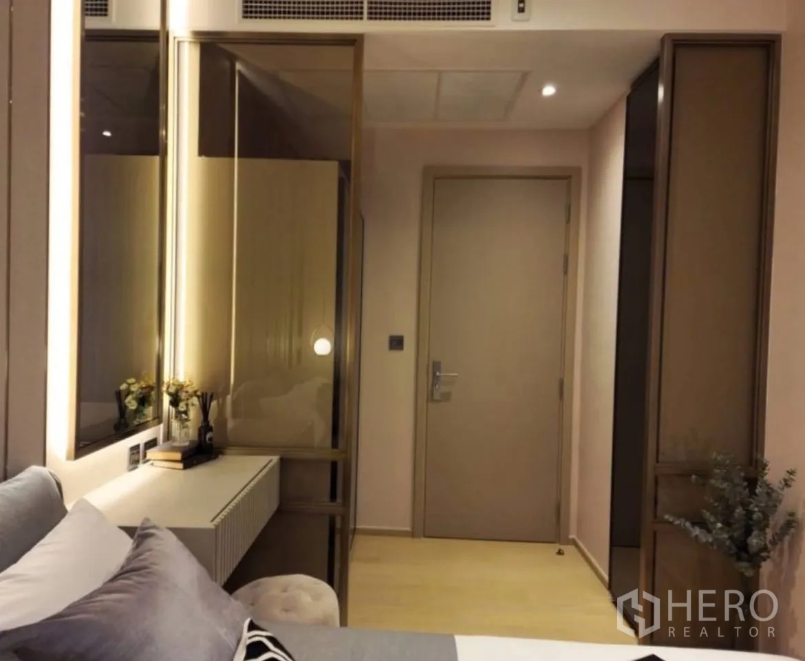 公寓 出租在Din Daeng, Bangkok - 卧室一隅，梳妆台与灯镜及房门