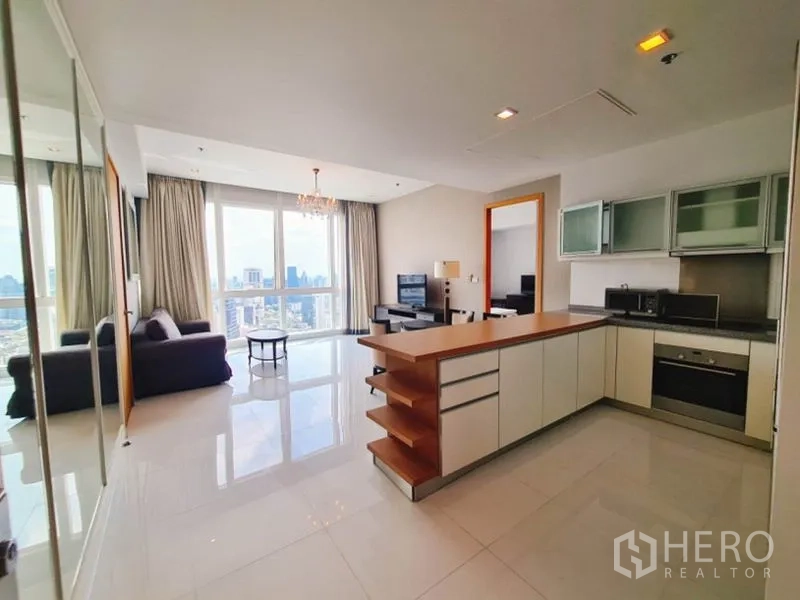 公寓 出租在Khlong Toei, Bangkok - 开放式客厅与木质中岛厨房，落地窗尽览城市天际线。