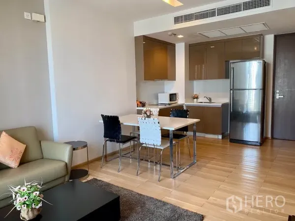 คอนโด ให้เช่าในKhlong Toei, Bangkok - มุมรับประทานอาหารข้างครัวรูปตัวแอล พร้อมตู้เก็บของและเครื่องใช้ไฟฟ้า