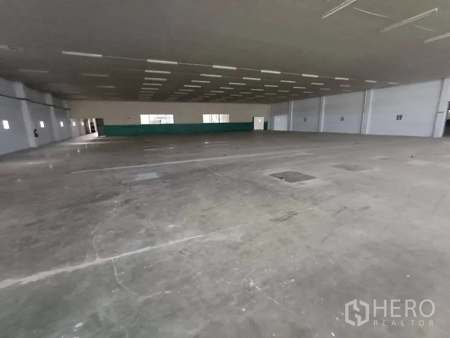 Warehouse for rent in Mueang Samut Prakan, Samut Prakan - Wide warehouse area with concrete slab flooring and multiple floor hatches.