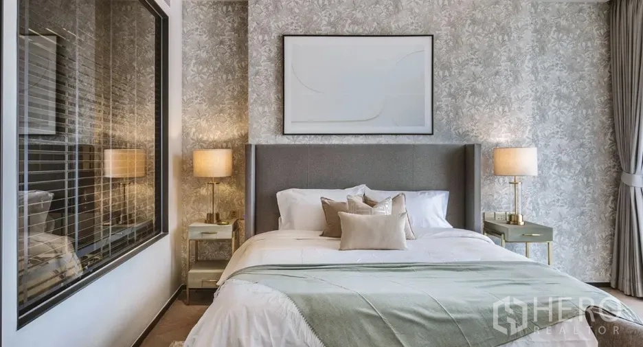 คอนโด ให้เช่าในWatthana, Bangkok - ห้องนอนมาสเตอร์ วอลเปเปอร์ลายดอก เตียงหัวบุ และโคมไฟคู่