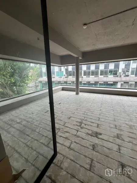 零售空间 出租在Watthana, Bangkok - 开放式室内，环绕落地窗与中心立柱，方正地坪