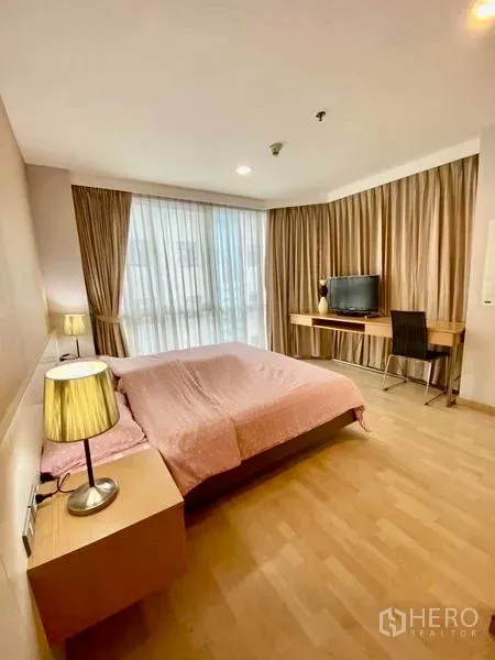 คอนโด ให้เช่าหรือขายในWatthana, Bangkok - ห้องนอนใหญ่สว่างพร้อมหน้าต่างบานกว้าง โต๊ะทำงาน ทีวี และพื้นไม้โทนอ่อน