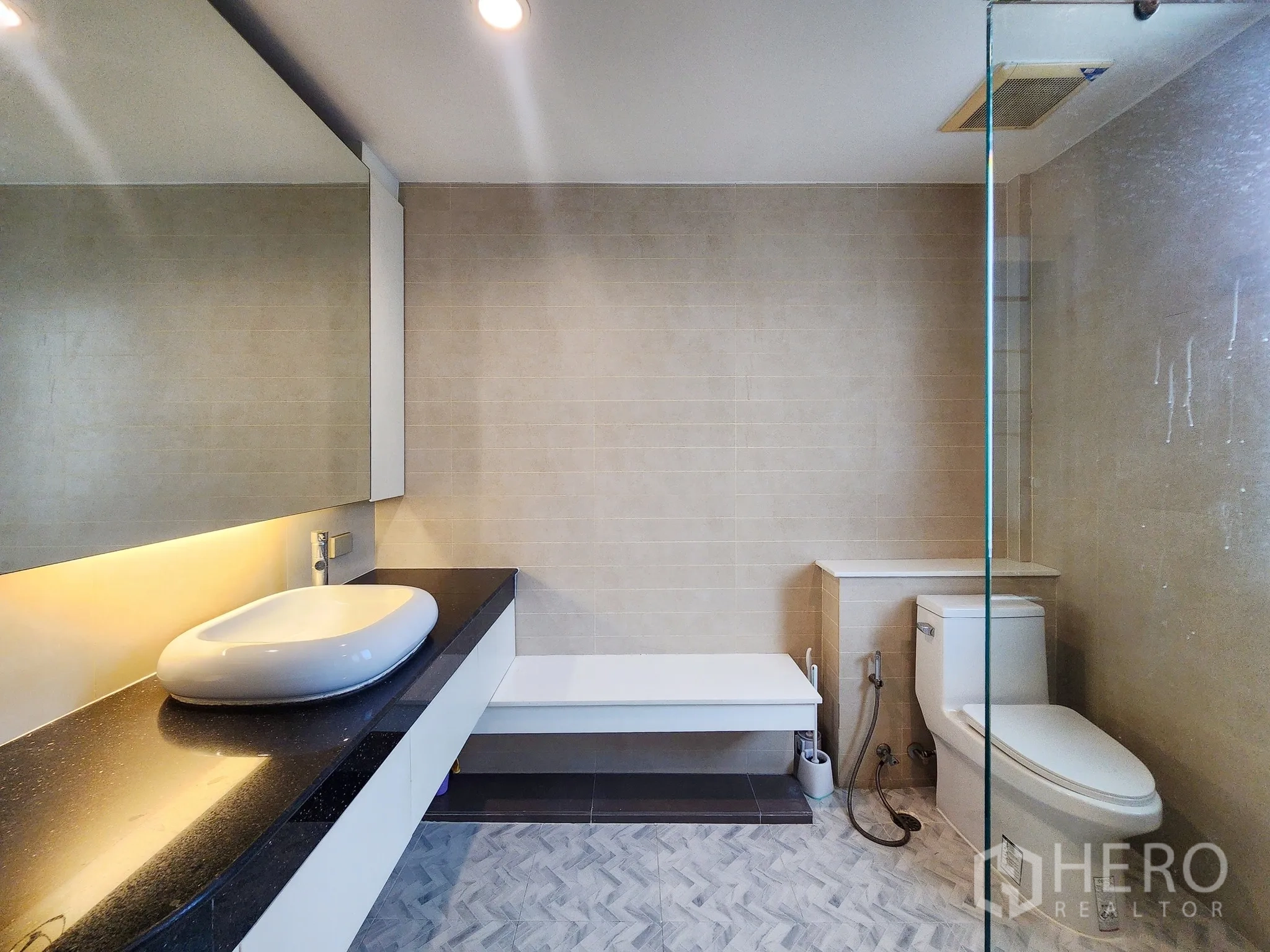 独立式住宅 出租在Bang Kapi, Bangkok - 卧室角度展示长条壁架与储物柜体。