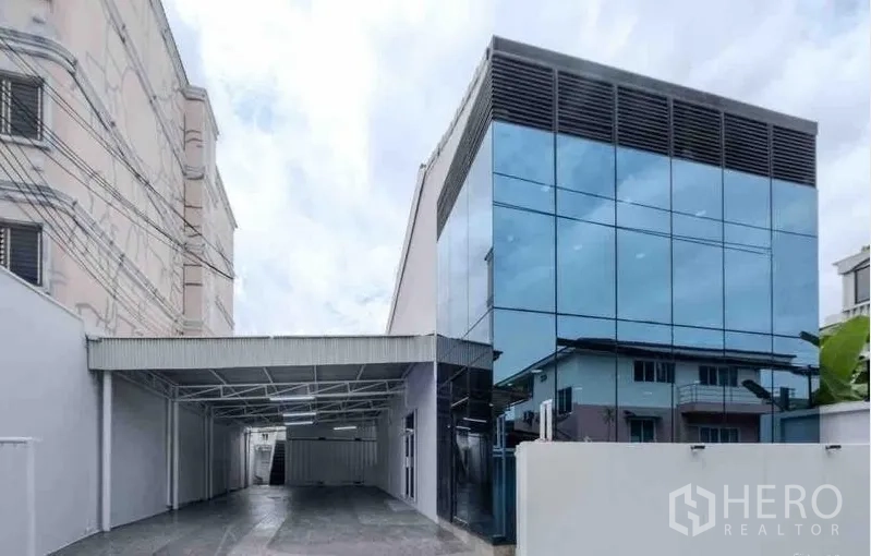 独立商业地产 出租或出售在Bang Na, Bangkok - 邦纳现代独栋建筑，镜面玻璃立面与有顶车道