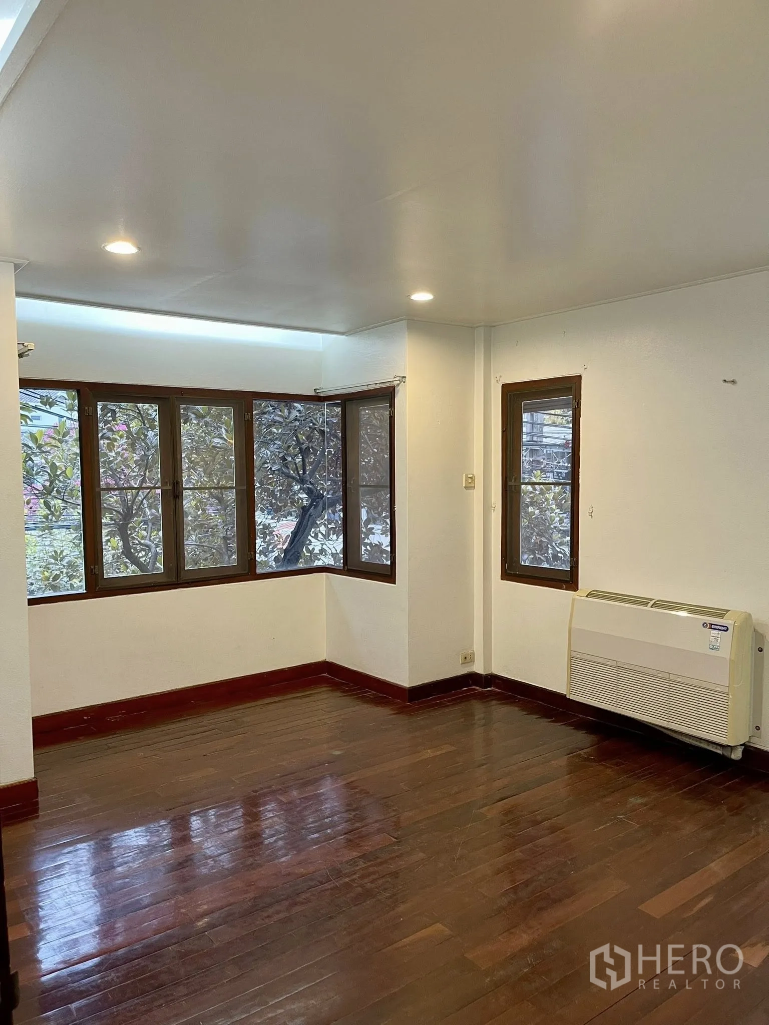 บ้านเดี่ยว for rent in Pathum Wan, Bangkok - ห้องมุมมีหน้าต่างรอบด้านและแอร์แขวนผนัง