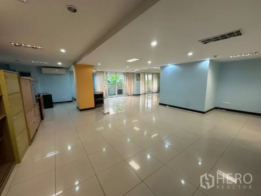 สำนักงาน ขาย - พื้นที่ทำงานสว่าง พื้นกระเบื้อง และหน้าต่างมองเห็นสวน