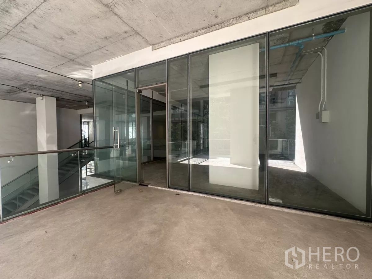 พื้นที่ขายปลีก ให้เช่า - ประตูบานกระจกและพื้นที่ระเบียงหน้าร้าน เชื่อมสู่พื้นที่เปิดโล่ง ใกล้ BTS ปุณณวิถี