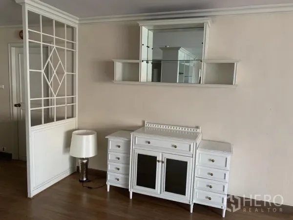 คอนโด ให้เช่าในWatthana, Bangkok - ตู้คอนโซลสีขาวพร้อมชั้นวางกระจกข้างฉากกั้นลายตารางบนพื้นไม้