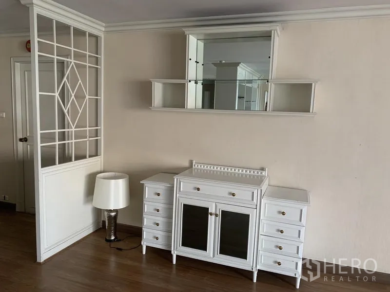 คอนโด ให้เช่าในWatthana, Bangkok - ตู้คอนโซลสีขาวพร้อมชั้นวางกระจกข้างฉากกั้นลายตารางบนพื้นไม้