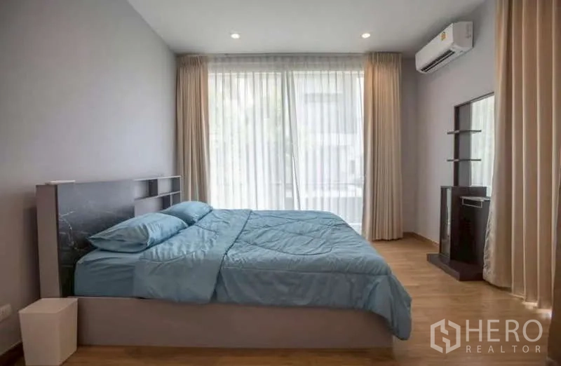 独立式住宅 出租或出售在Lat Phrao, Bangkok - 主卧设大面窗、纱帘与木地板。