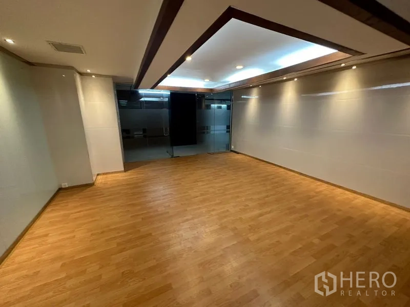 สำนักงาน ให้เช่าในWatthana, Bangkok - ห้องต้อนรับหรือประชุม พื้นไม้ ฝ้าไฟ พร้อมผนังกระจกฝ้า