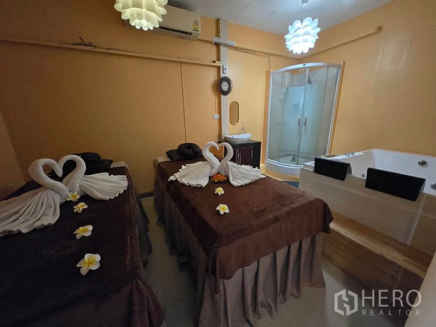 Retail Space for rent in Lat Phrao, Bangkok - Double treatment room featuring two massage beds, jacuzzi and shower cabin.