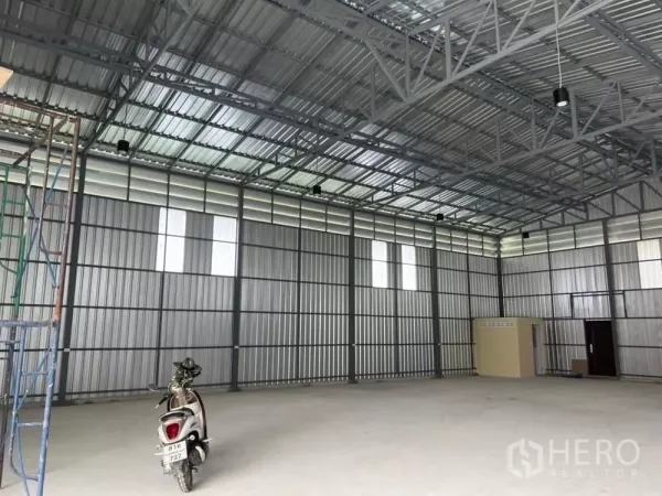 คลังสินค้า ให้เช่าในBang Kruai, Nonthaburi - พื้นที่เก็บของแบบเปิดกว้าง หลังคาระบายอากาศดี พร้อมห้องอเนกประสงค์หลังโกดัง