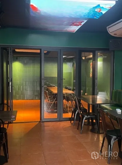 店屋 出租在Watthana, Bangkok - 玻璃隔断的会议/包厢，长桌与椅子齐全。