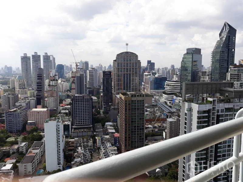 公寓 出租或出售在Khlong Toei, Bangkok - 高楼阳台远眺曼谷天际线，临近BTS澎蓬站。