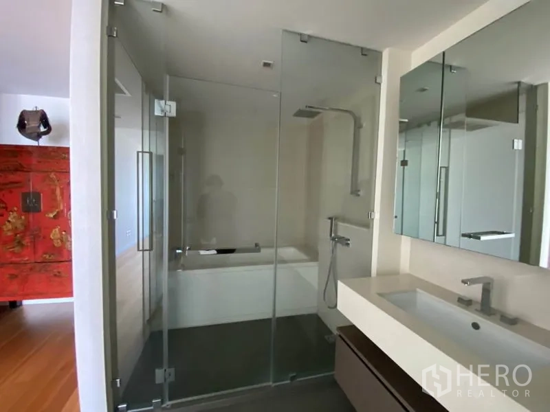 คอนโด ให้เช่าหรือขายในKhlong San, Bangkok - ห้องน้ำตู้กระจก อาบน้ำเรนชาวเวอร์พร้อมอ่างอาบน้ำ