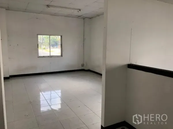 โรงงาน ให้เช่าในWang Noi, Phra Nakhon Si Ayutthaya - พื้นที่สำนักงานเรียบโล่ง พื้นกระเบื้องและหน้าต่าง เหมาะจัดเป็นห้องประชุม