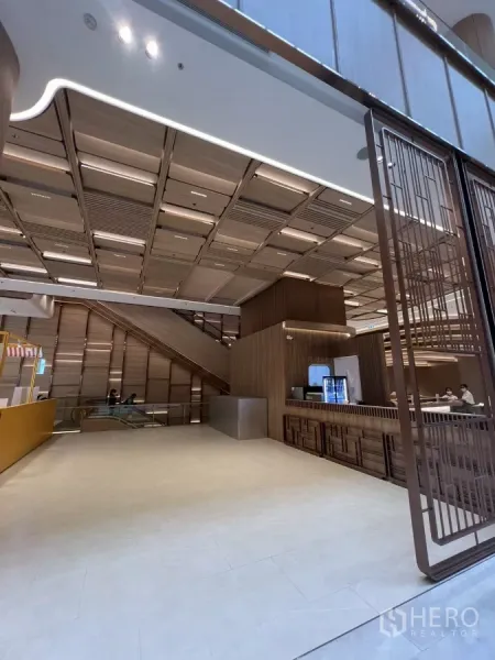 พื้นที่ขายปลีก ให้เช่า - พื้นที่ค้าปลีกสไตล์โมเดิร์น เพดานสูง โทนไม้ ใกล้บันไดเลื่อน