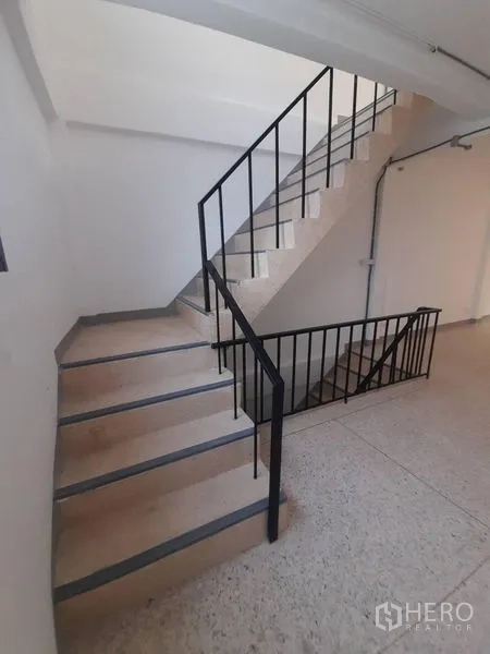 店屋 出租在Khlong Toei, Bangkok - 店内混凝土楼梯配黑色金属栏杆