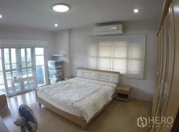 บ้าน ขาย - ห้องนอนใหญ่เตียงคิงไซซ์ ประตูกระจกออกระเบียง และเครื่องปรับอากาศ