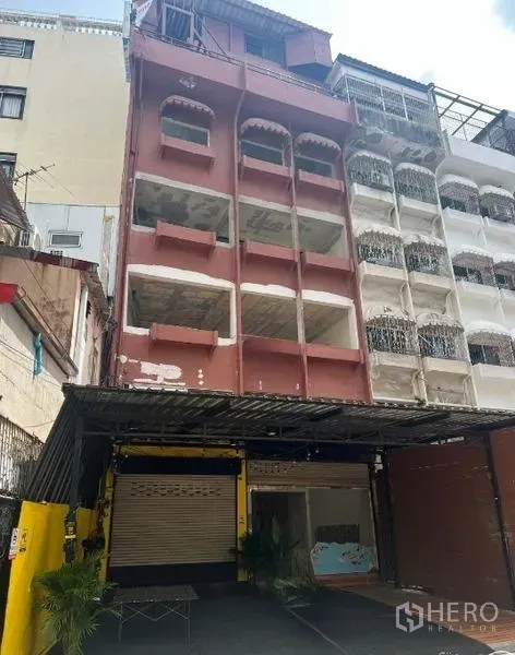 อาคารพาณิชย์ ให้เช่าในKhlong Toei, Bangkok - อาคารพาณิชย์หลายชั้นด้านหน้าในซอยย่านสุขุมวิท ใกล้บีทีเอสนานา มีระเบียงเปิดและประตูม้วนชั้นล่างพร้อมกันสาดหน้าอาคาร