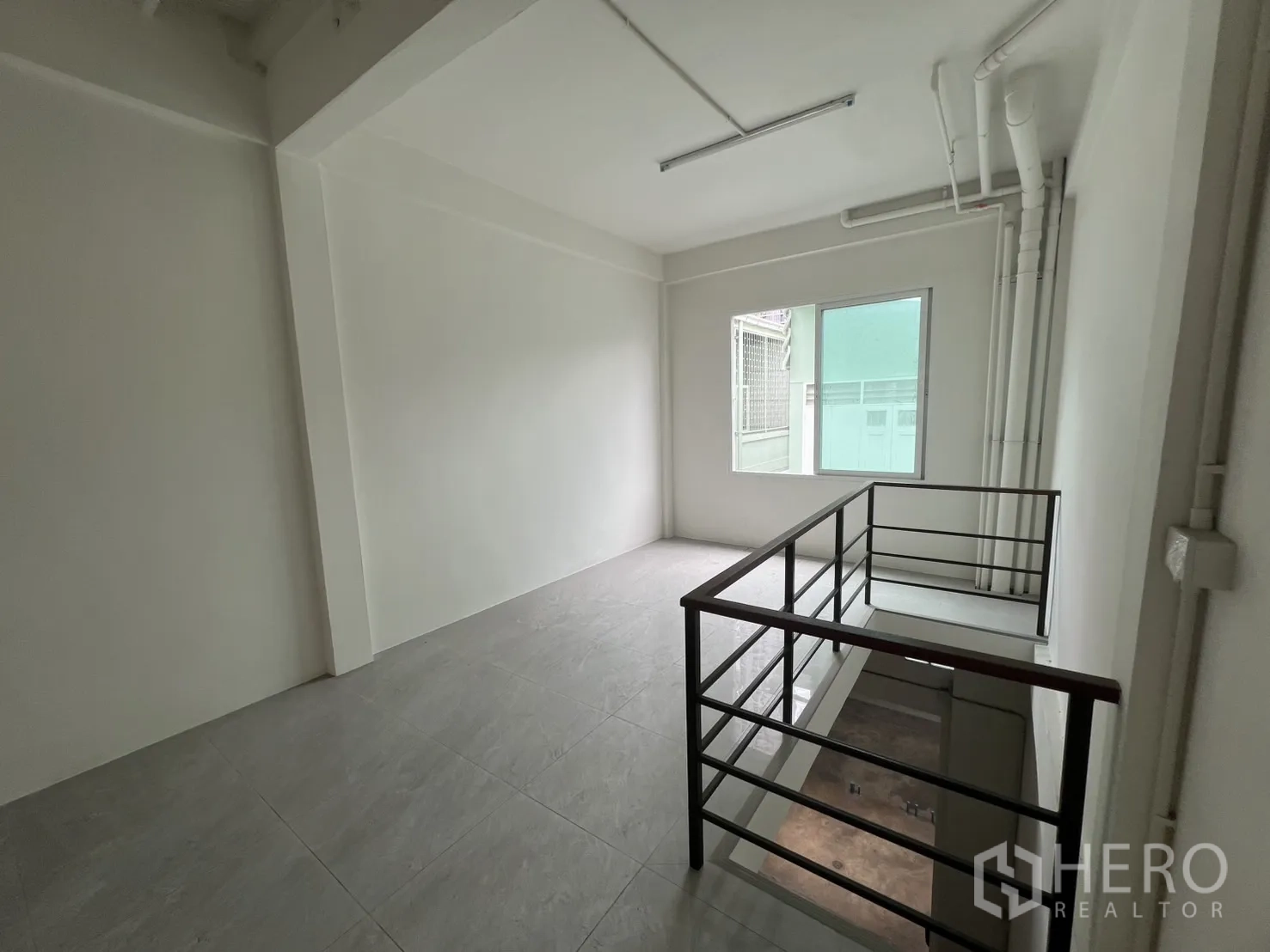 店屋 出租在Khlong Toei, Bangkok - 楼上平台，栏杆、窗户与外露管线。