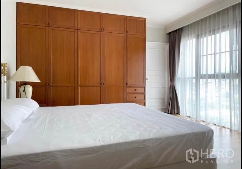 公寓 出租在Sathon, Bangkok - 主卧设整面木质衣柜与大面积窗户。