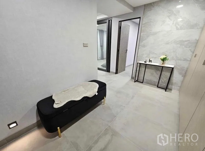 公寓 出租或出售 - 极简过道，长凳与玄关桌