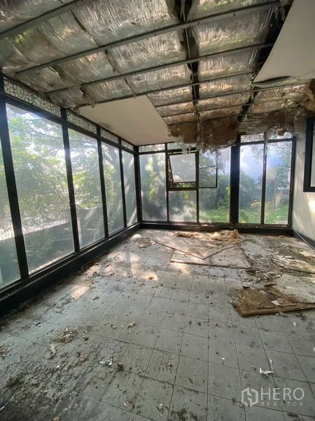 บ้าน ให้เช่าในBang Na, Bangkok - ห้องกระจกภายในมีหน้าต่างรอบด้าน เพดานต้องการรีโนเวต มองเห็นสวนและต้นไม้