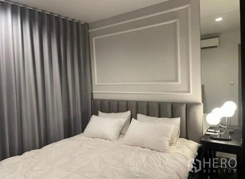 คอนโด ให้เช่าในRatchathewi, Bangkok - ผนังห้องนอนตกแต่งบัวกรอบสีเทาพร้อมผ้าม่าน
