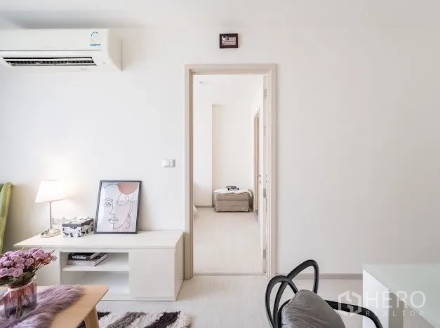 公寓 出售在Khlong Toei, Bangkok - 从客厅通往静谧卧室的门洞，配素雅色调。