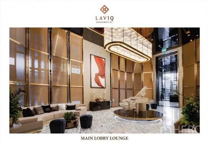 公寓 出租或出售 - 通高大堂休息区，水晶吊灯与舒适沙发的豪华公寓公共空间。