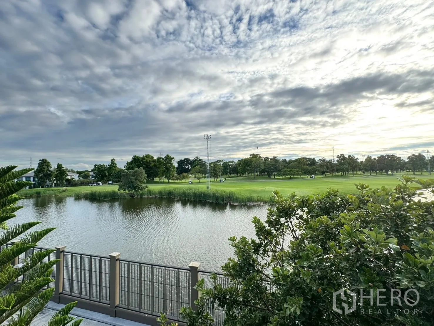 独立式住宅 出售在Mueang Pathum Thani, Pathum Thani - Flora Ville高尔夫乡村俱乐部湖景与球道景观。