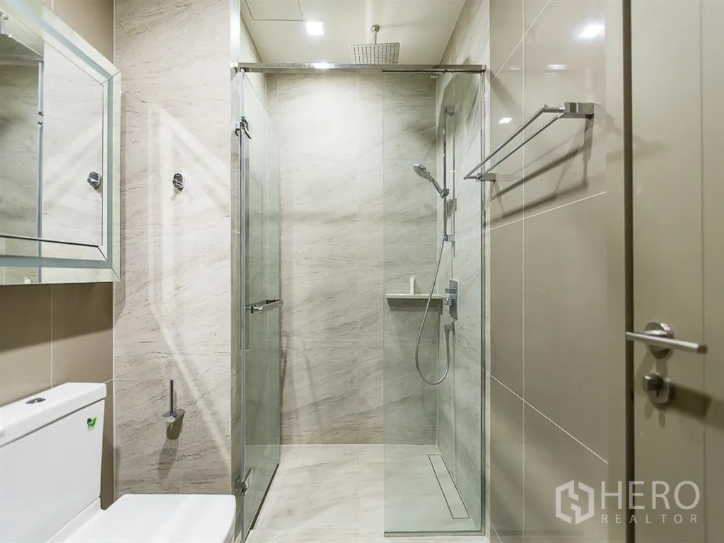 คอนโด ให้เช่าในWatthana, Bangkok - โซนอาบน้ำแบบวอล์กอินกั้นกระจก พร้อมเรนชาวเวอร์และโถสุขภัณฑ์