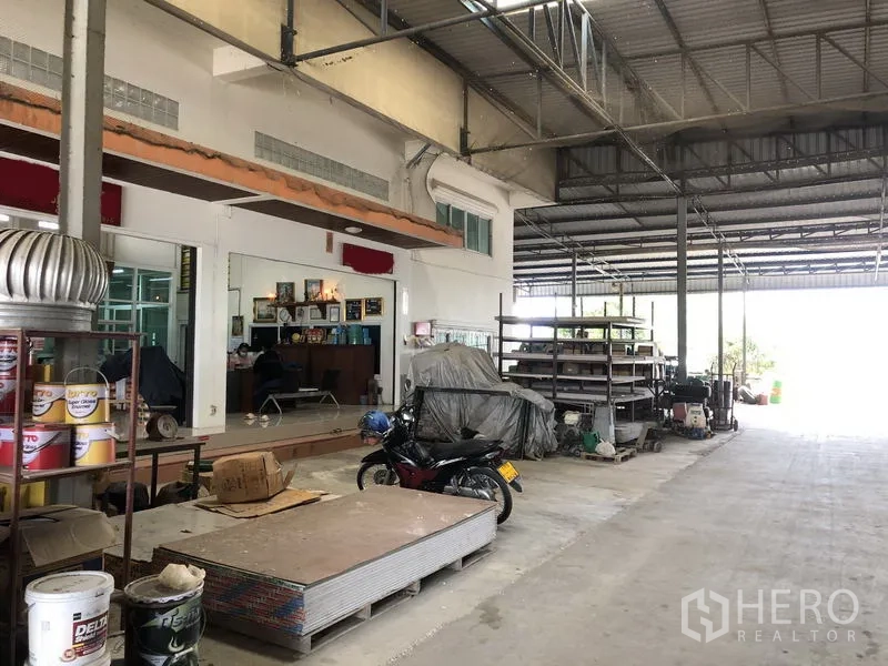 คลังสินค้า ให้เช่าในSai Noi, Nonthaburi - มุมสำนักงานหลังกรอบกระจก ข้างชั้นวางสินค้า ใต้หลังคาระบายอากาศ
