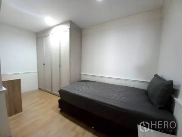 公寓 出租在Khlong Toei, Bangkok - 次卧配单人床、内置衣柜和书桌。