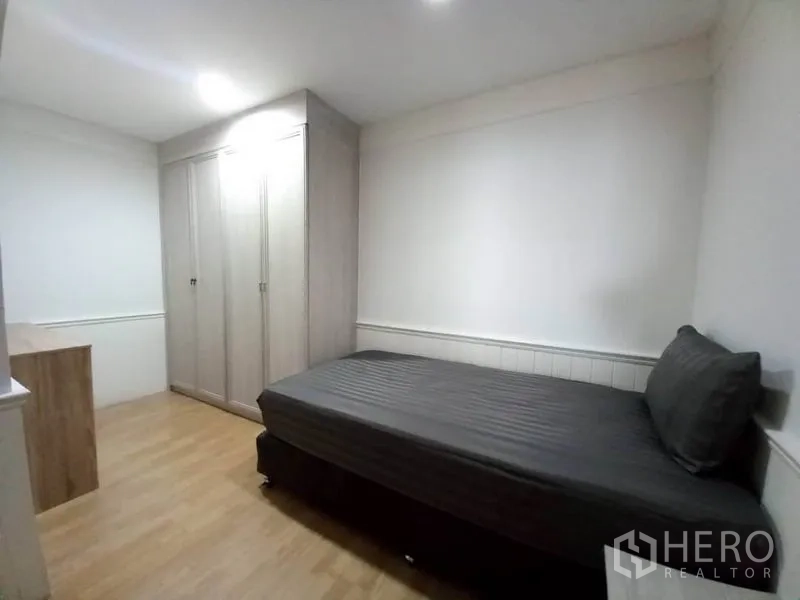 公寓 出租在Khlong Toei, Bangkok - 次卧配单人床、内置衣柜和书桌。