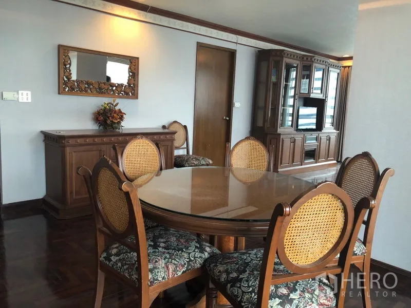 คอนโด ให้เช่าในKhlong Toei, Bangkok - มุมรับประทานอาหาร โต๊ะกลมกระจก เก้าอี้หวาย และตู้บาร์