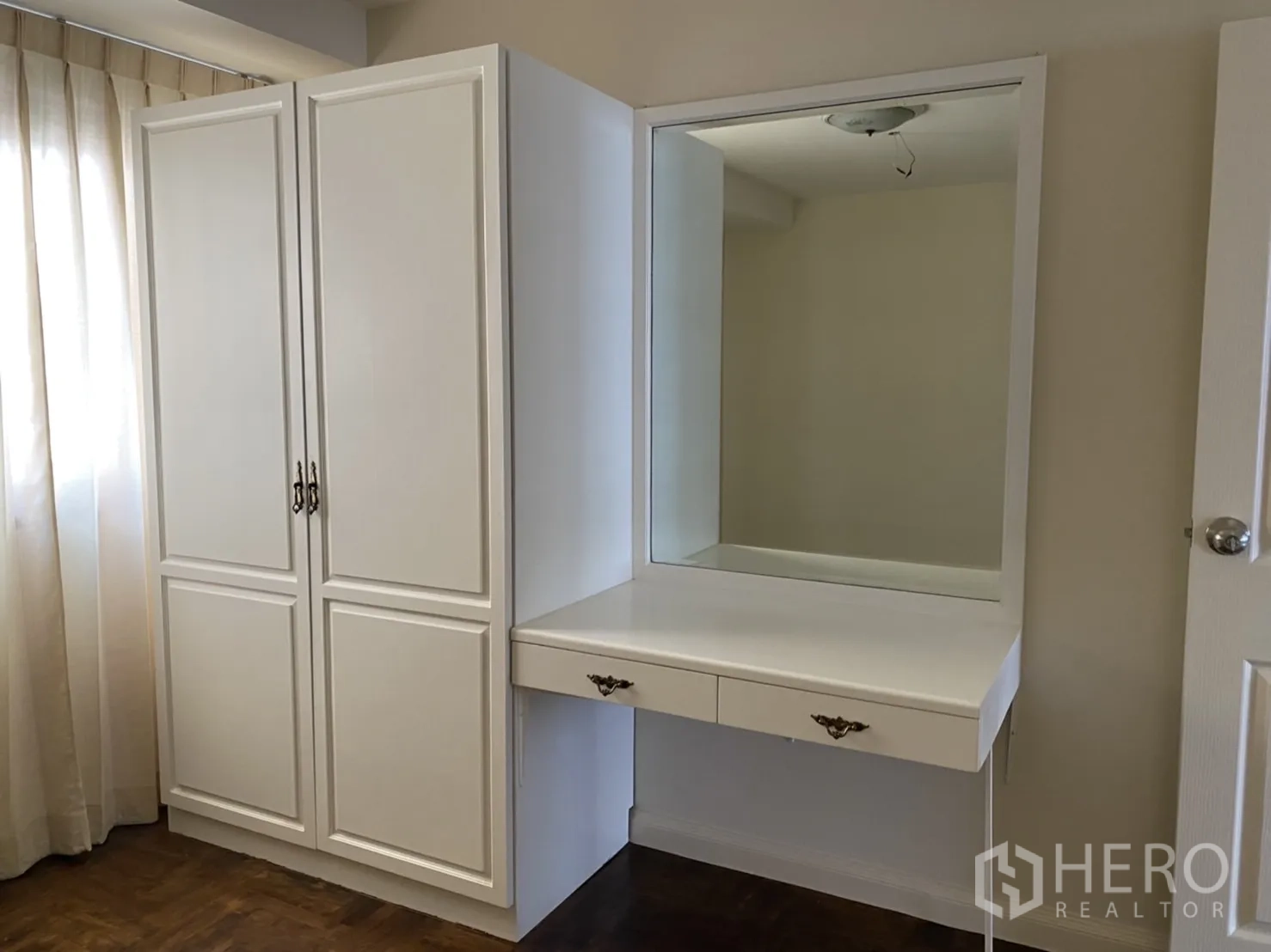 คอนโด ให้เช่าในWatthana, Bangkok - ตู้เสื้อผ้าสีขาวพร้อมโต๊ะเครื่องแป้งมีกระจกในมุมห้องสว่าง