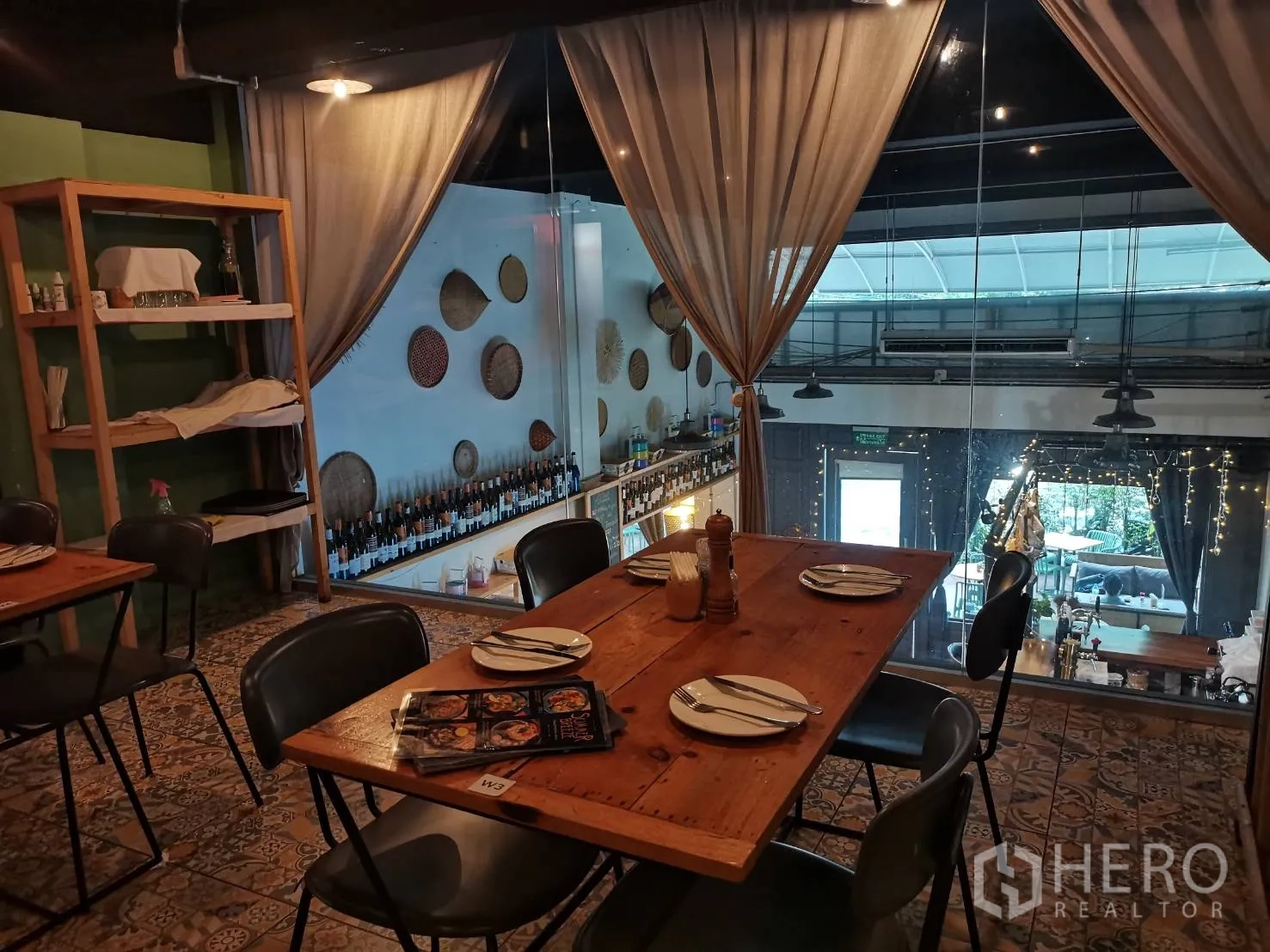 零售空间 出租在Watthana, Bangkok - 夹层包间，窗帘与俯瞰一层的视野。